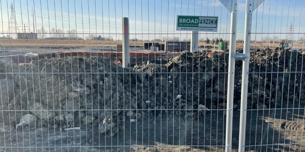 construction site fencing with coupler